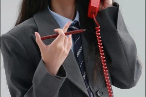 周也JK裙高清壁纸 – 冷脸美女全面屏手机美图