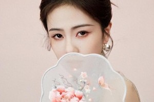 白鹿旗袍造型惊艳亮相，展现古典美人魅力