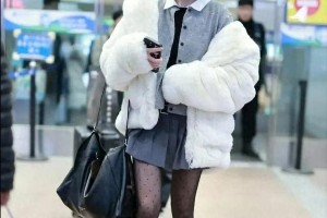 彭小苒机场穿搭：白色毛绒外套配波点丝袜尽显甜酷风