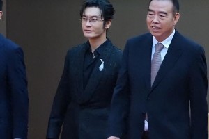 黄晓明华表奖红毯身高引热议，与朱亚文同框差距明显