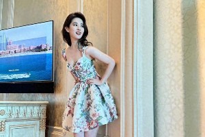 刘亦菲时尚穿搭：古典碎花裙与现代浪漫风格