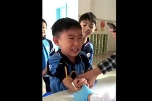 萌娃勇敢抽血走红网络，责任感爆棚引网友点赞