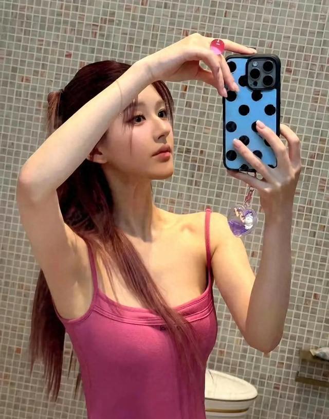 赵露思甜酷风穿搭