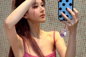 赵露思甜酷风穿搭：棕红马尾配玫粉吊带